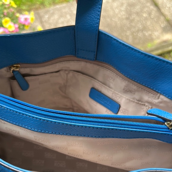 Michael Kors Blue Shoulder Bag with Gold Hardware - Picture 6 of 10